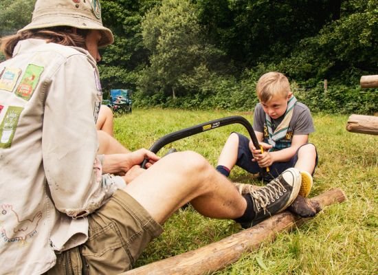 Leider en akabeër zagen op scoutskamp