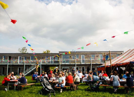 Scoutsterrein dat helemaal versiert voor een groot groepsfeest