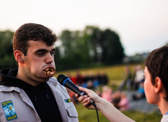 Jin die met mond vol letterkoekjes praat