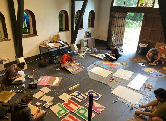 leiding letters aan het schilderen op grote borden