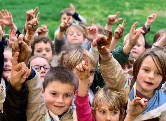 Groep kapoenen die allemaal hun vinger opsteken