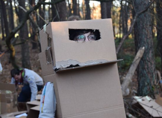 jonggiver is verkleed als robot met een kartonnen doos over ziujn hoofd