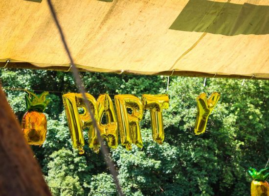 Balonletters P A R T Y hangen in een tent