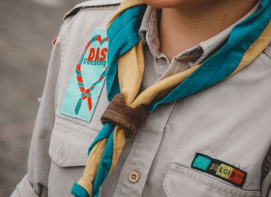 Jongverkenner met scoutsuniform aan 