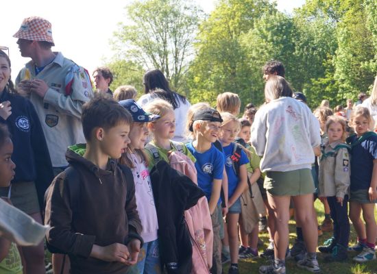 Groepje jonge en oudere leden bij elkaar