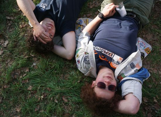 Twee leiding liggend op het gras