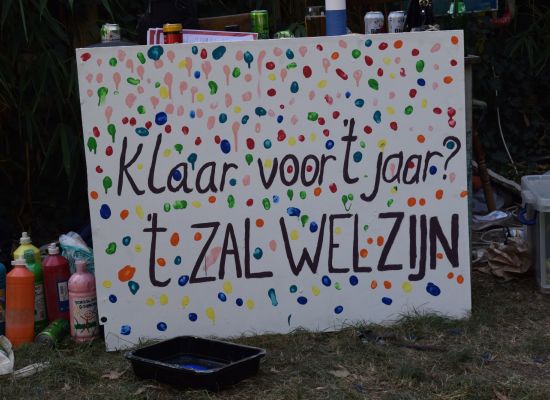 Groot bord waar op geschilderd staat: Klaar voor het jaar? 't zal wel zijn!