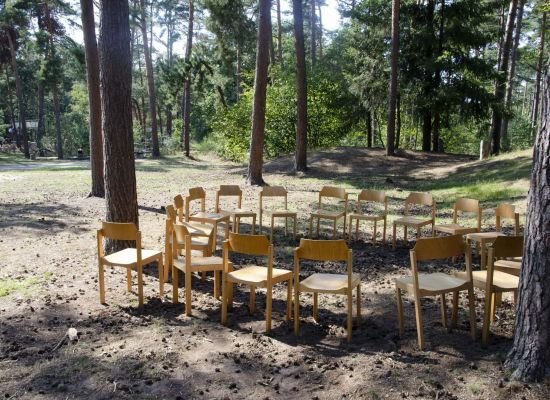 lege stoelen in een kring op Herfstontmoeting