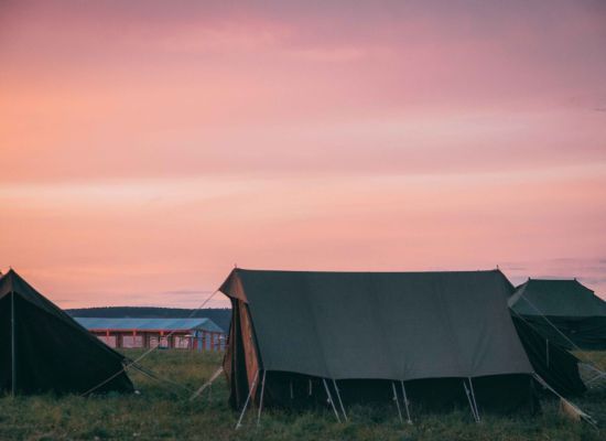 Tent tijdens zonsondergang