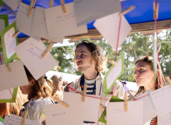 Twee leiding aan een kraampje op de markt op Herfstontmoeting