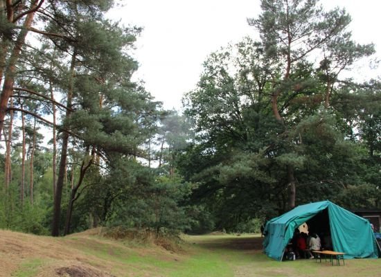 scouts in een halfopen patrouilletent