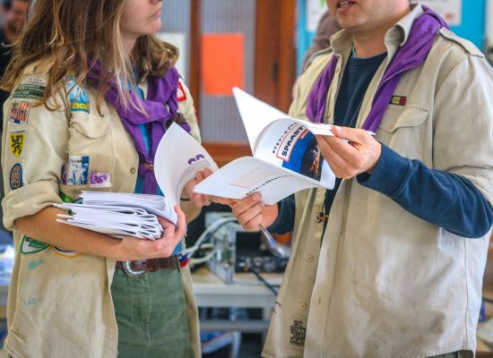 Twee stafmedewerkers aan de praat