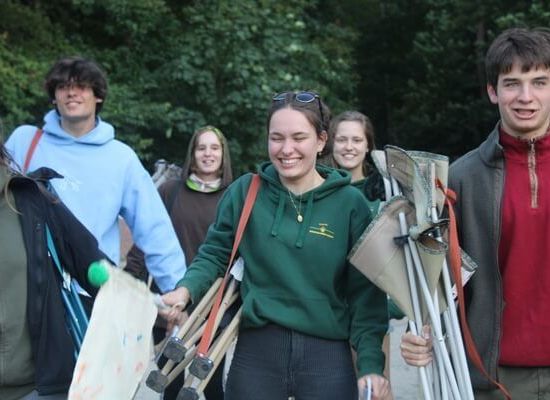 Groepjes leiding vertrekt op weekend