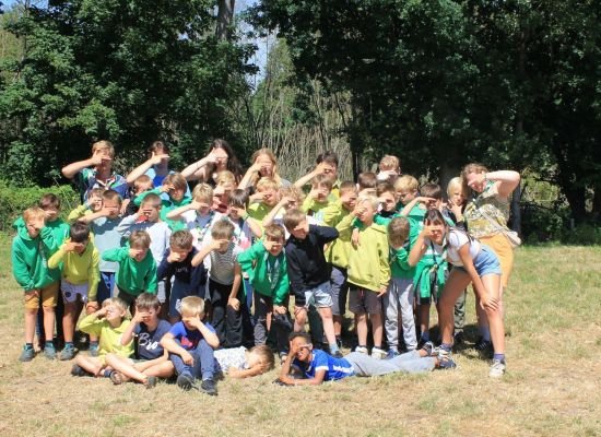 Groepsfoto van kapoenen en hun leiding op kamp