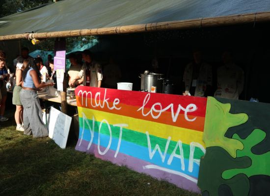 Grote vlag aan tent met de woorden: make love not war op