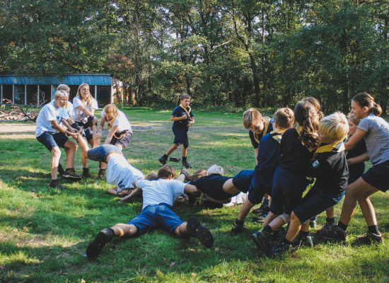 Twee groepen zeescouts spelen een pleinspel
