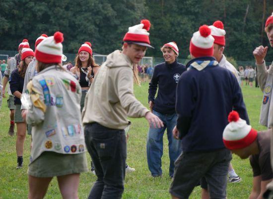 Leiding met waar-is-wally-mutsen spelen een spel