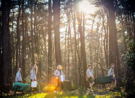 Jonggivers lopen met Hopper groepsmateriaal door het bos