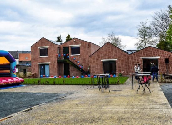 gebouw met balonnen en een deel van een springkasteel