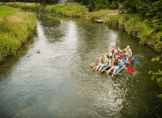 leiding op een vlot in het water