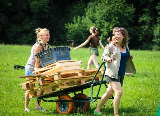 Twee meisjes met kruiwagen