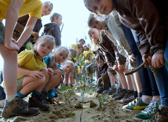 kinderen naast zelf gegegraven waterloopje