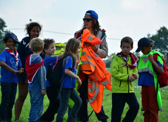 Groep scouts met fluovestjes