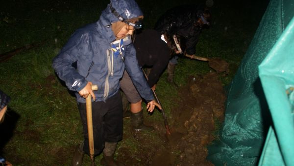 jonggids graaft greppel rond tent