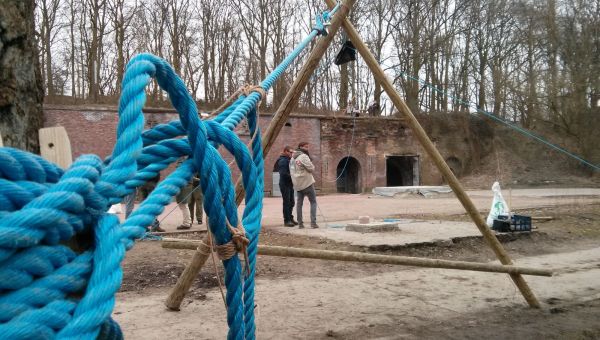 op het binnenplein van een fort, zette een scoutsgroep een kabelbaan op.