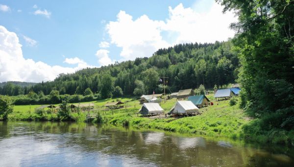 Tentenkamp op de oever van een rivier