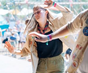 Leiders dansen de jaarlieddans op Herfstontmoeting