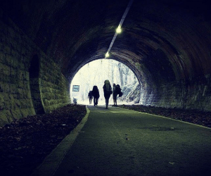 Een patrouille stapt door een tunnel