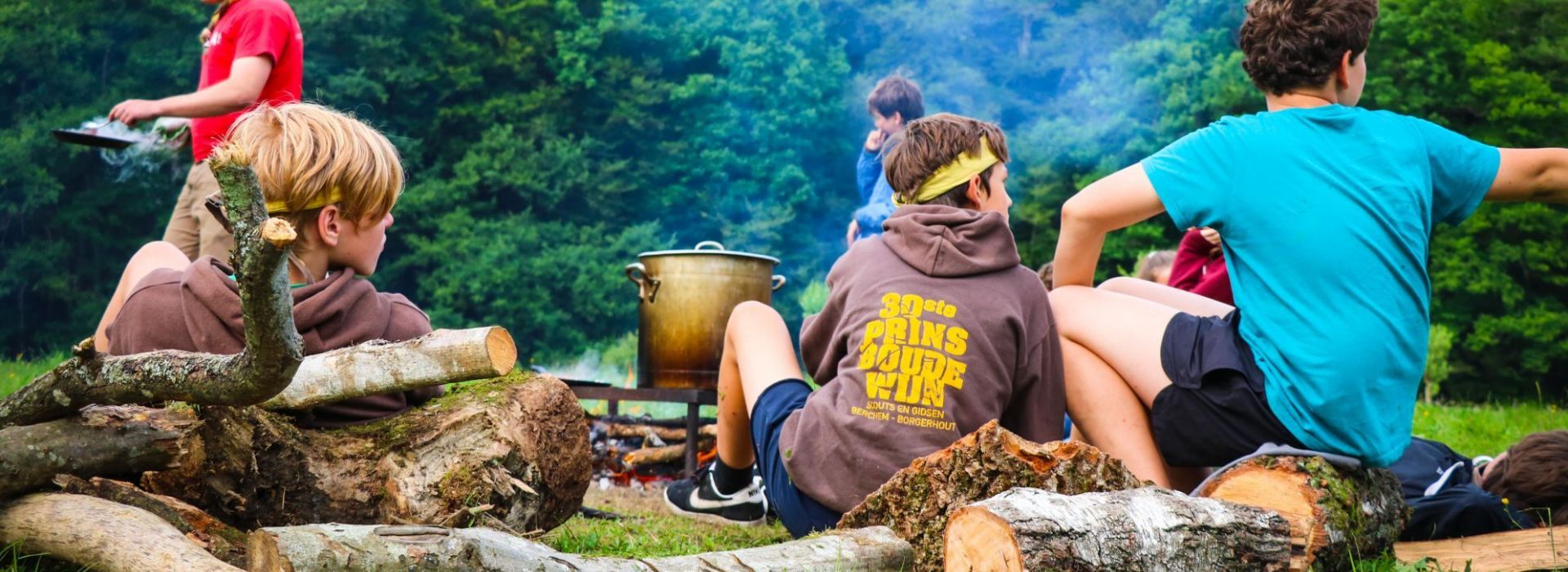 Jonggivers aan een kampvuur