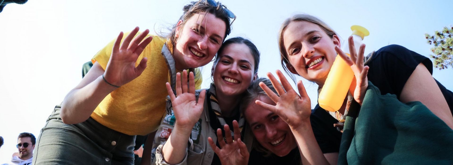 Fotograaf: Trijn Nyckees Een groep leiding die in een spiegel op de grond een foto trekken