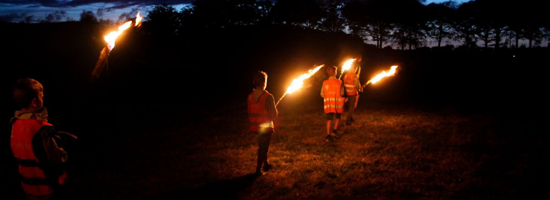 Kampvuur op kampterrein