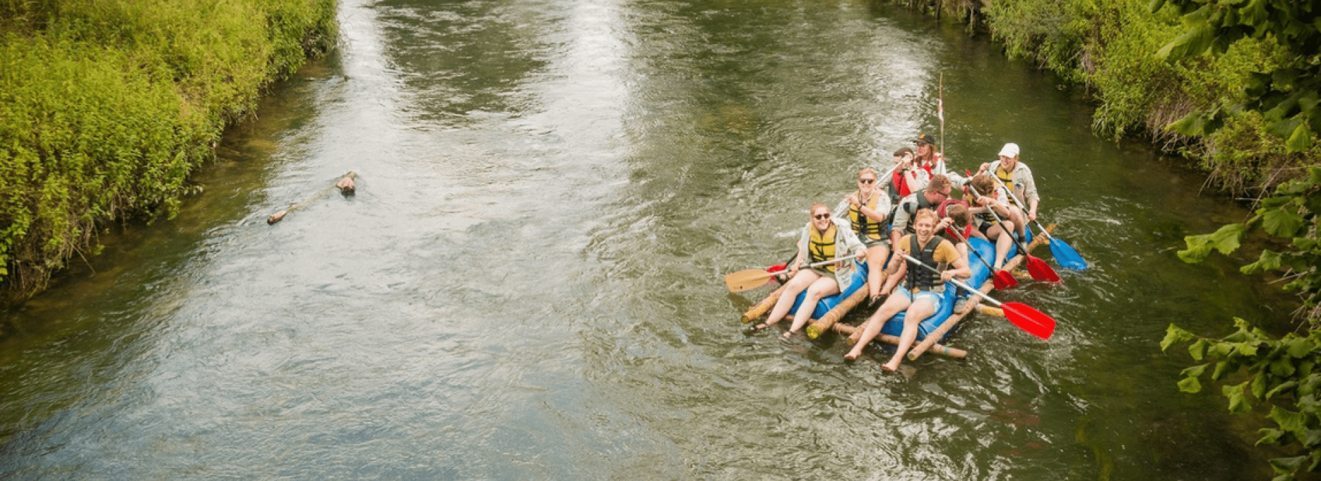 Trijn Nyckees leiding op een vlot in het water